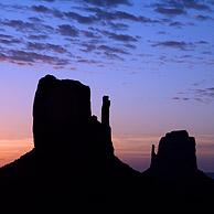 De rotsformaties The Mittens bij zonsopgang, Monument Valley Navajo Tribal Park, Arizona, USA
<BR><BR>Zie ook www.arterra.be</P>